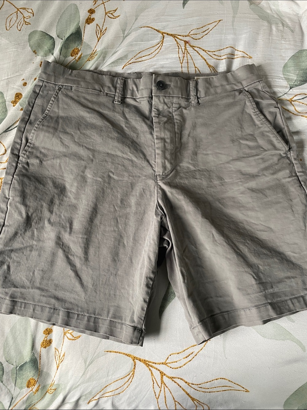 Gap Khakis 8in Gray Short Size 32